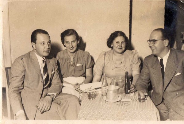Leopoldo Hughes y Sra. Susana Supervielle, Enrique Gomensoro y Blanca Hughes MaÃ±Ã©, allÃ¡ por los 193 y pico